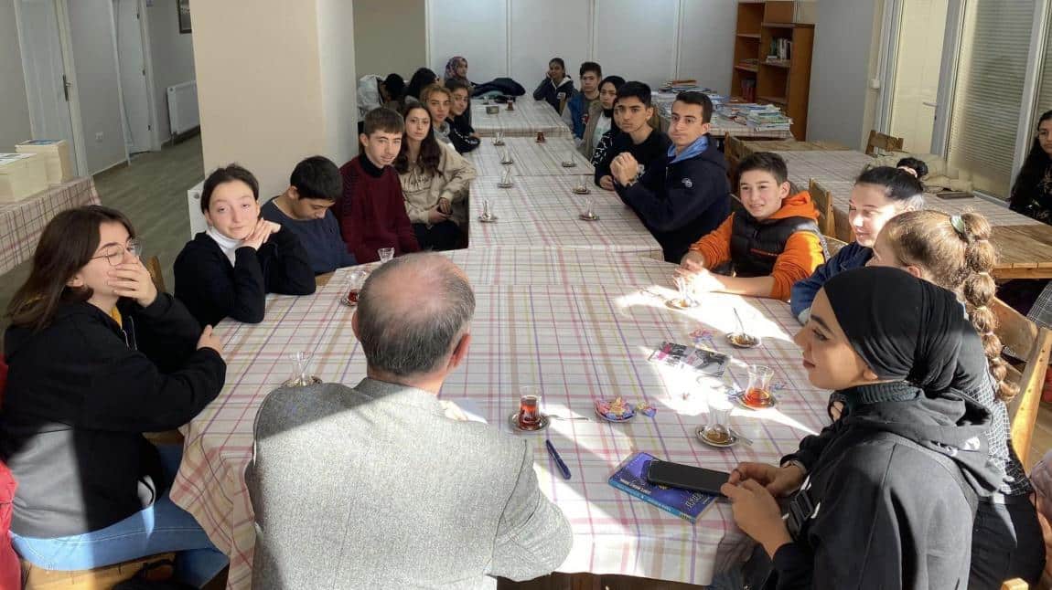 Kurum Müdürümüz Mehmet Köse, BURYAD'da (Bursa Yardımlaşma Derneği) liseli gençlerimizle, sorumluluklarımız üzerine bir sohbet gerçekleştirdi.